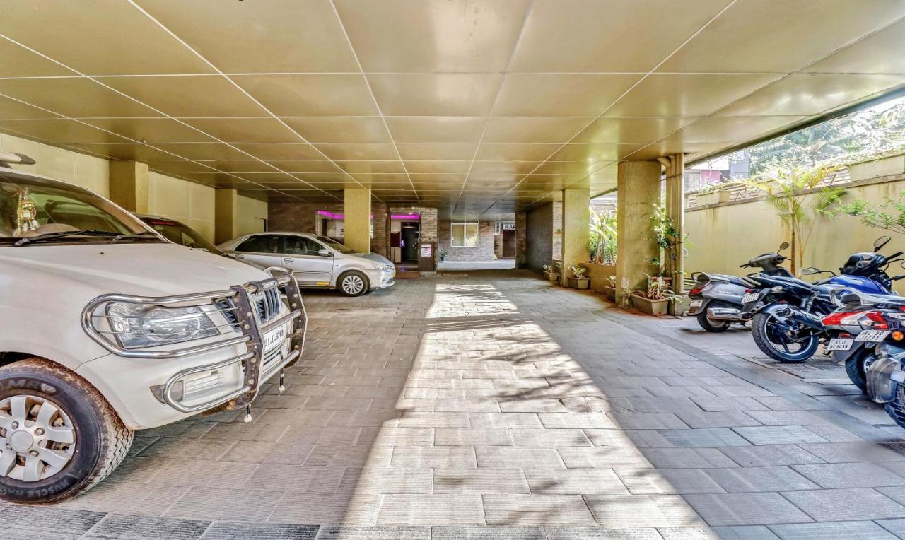 Medora Hotel Kozhikode Exteriör bild