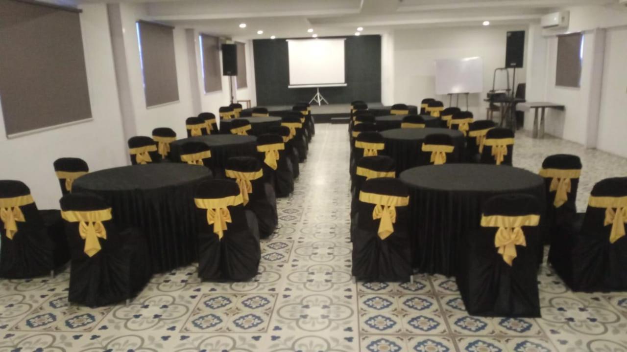 Medora Hotel Kozhikode Exteriör bild