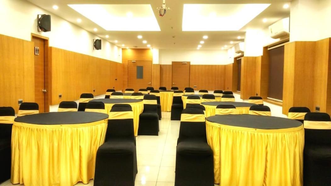 Medora Hotel Kozhikode Exteriör bild